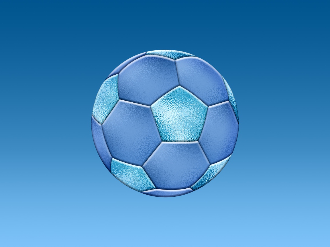 Красивый футбольный мяч на голубом фоне 