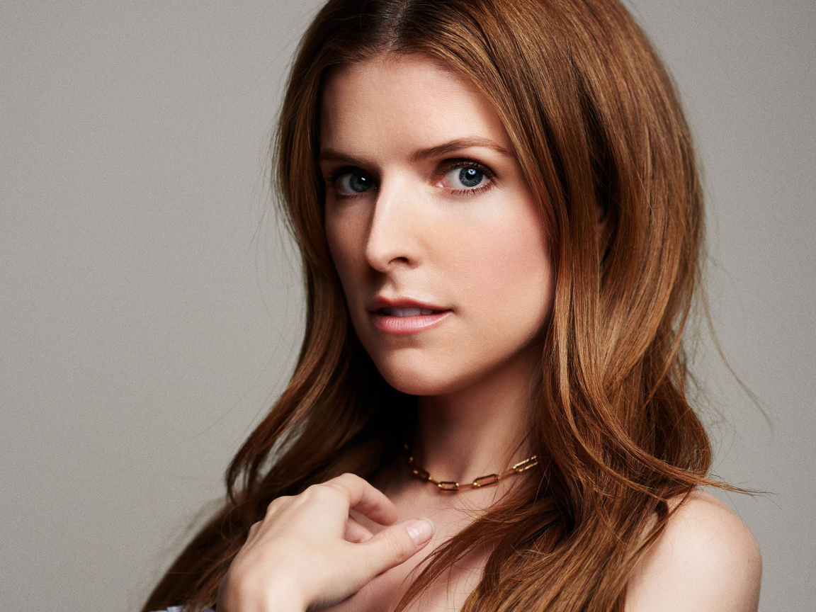 Голубоглазая актриса Анна Кендрик на сером фоне