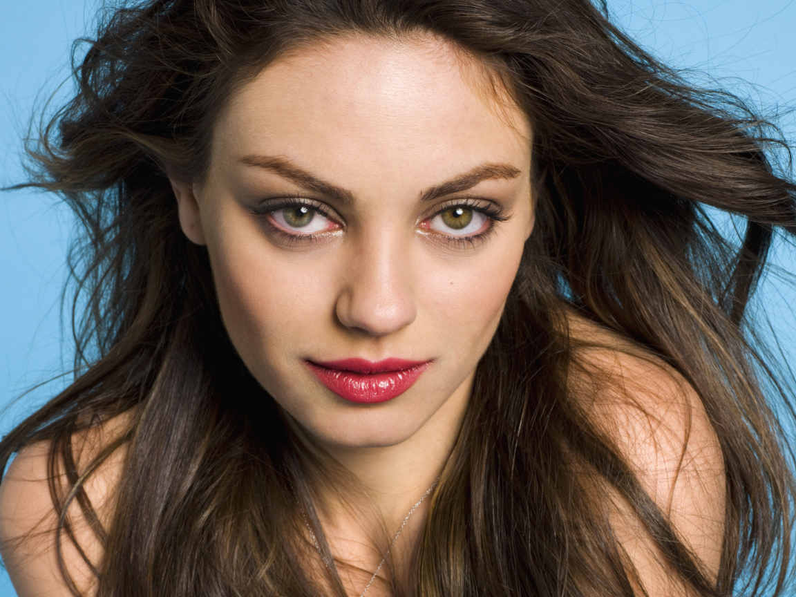 Кареглазая американская актриса Мила Кунис лицо крупным планом