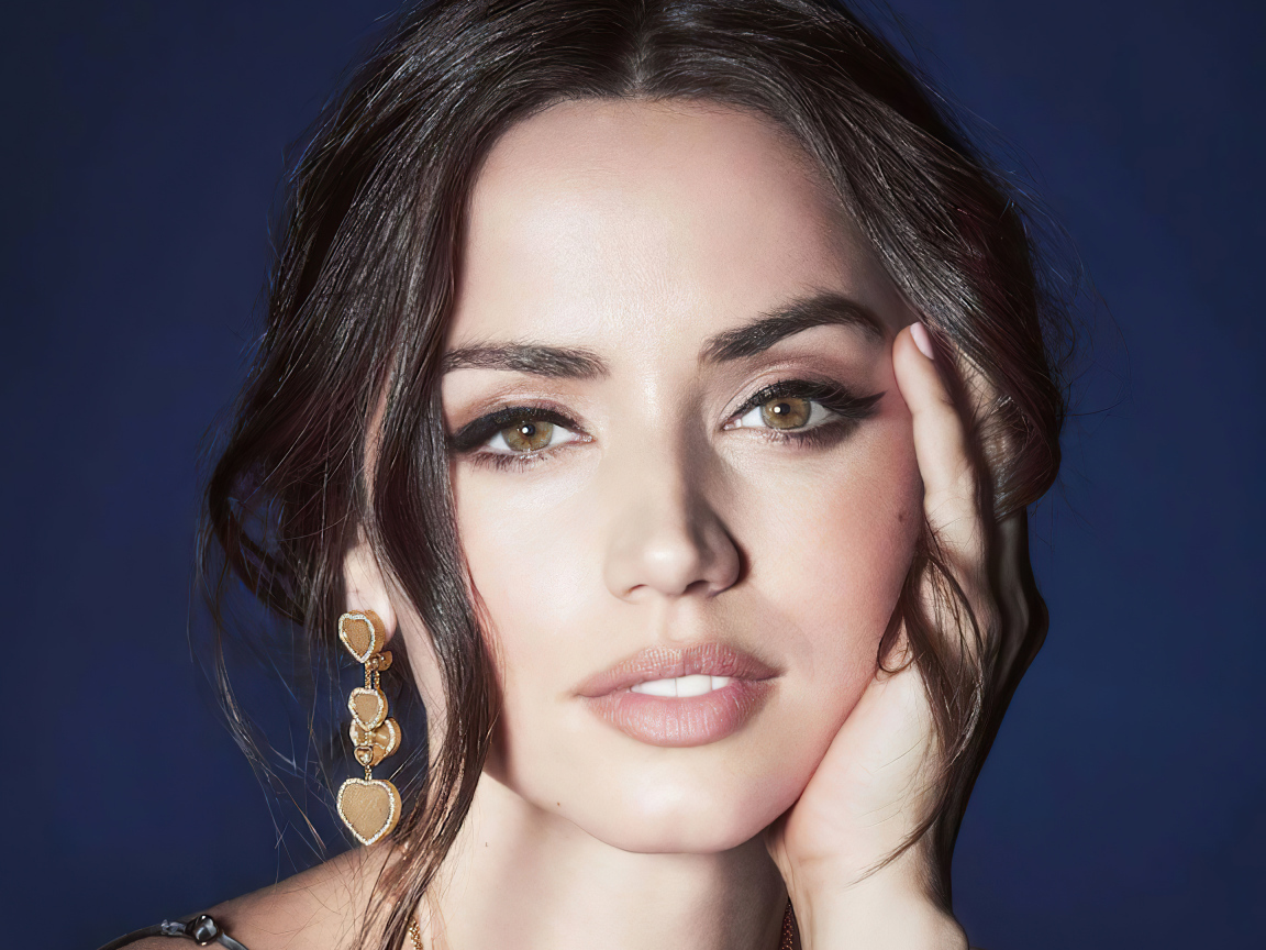 Милая девушка актриса Анна Де Армас лицо крупным планом