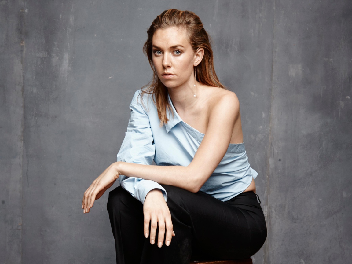 Английская актриса Ванесса Кирби на сером фоне