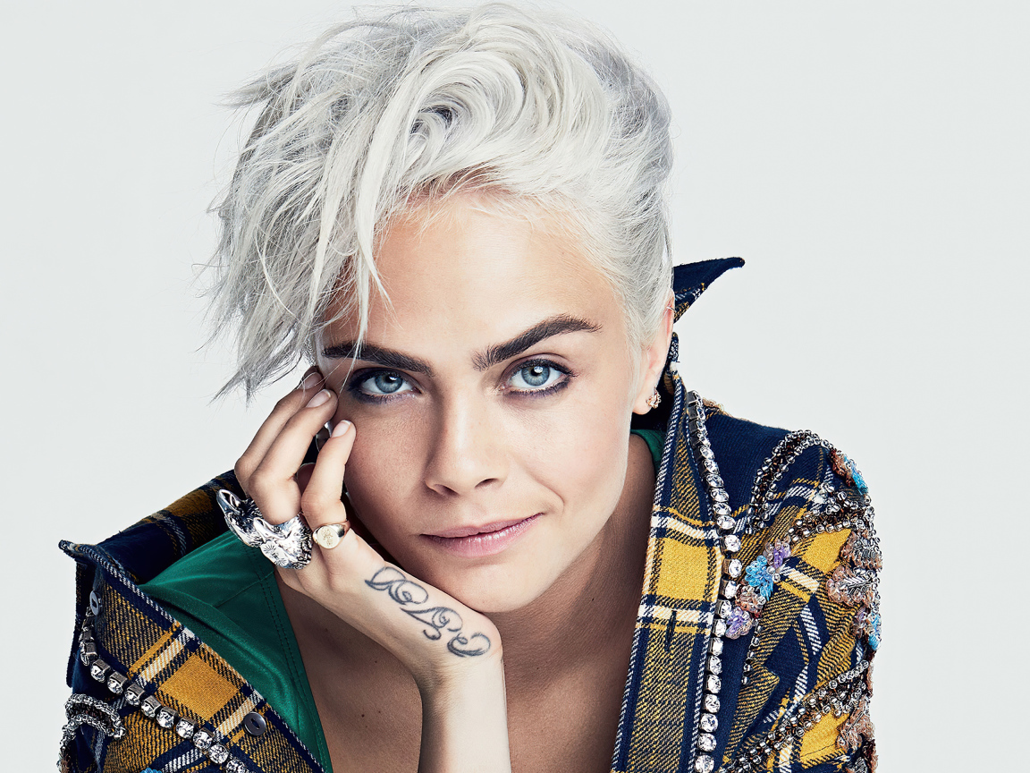 Модная Кара Делевинь с короткой стрижкой