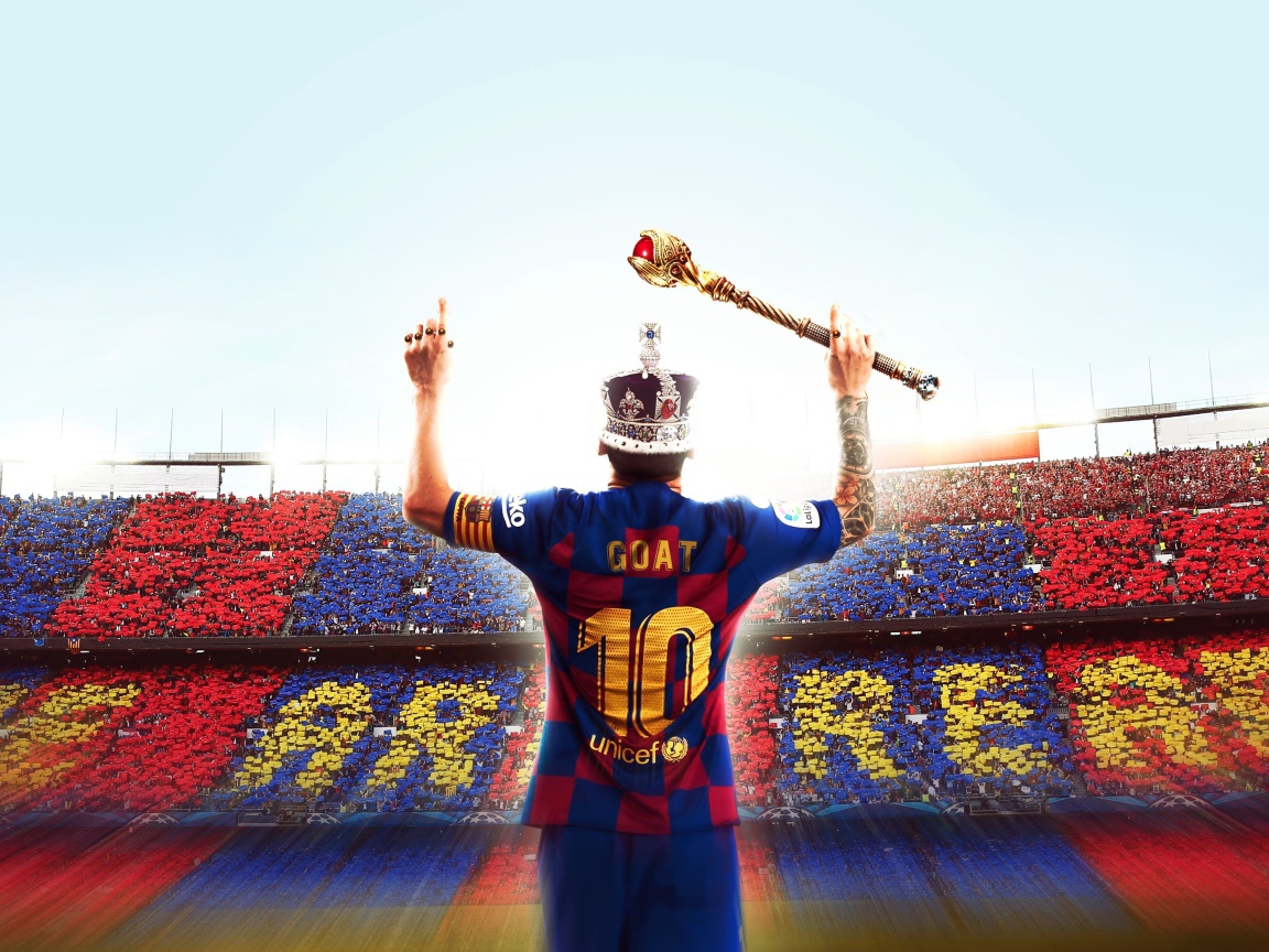 Футболист Лионель Месси в короне со скипетром на стадионе