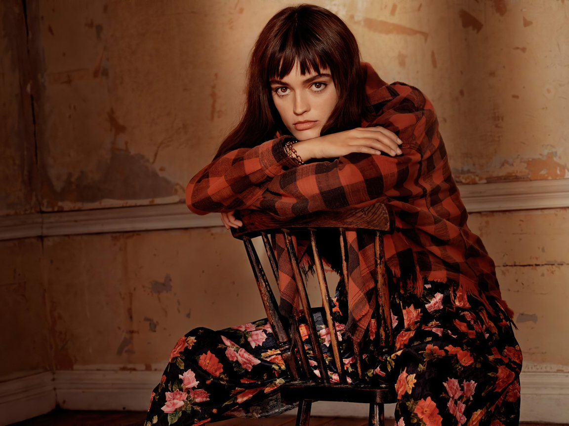 Французская актриса Эмма Макки сидит на стуле