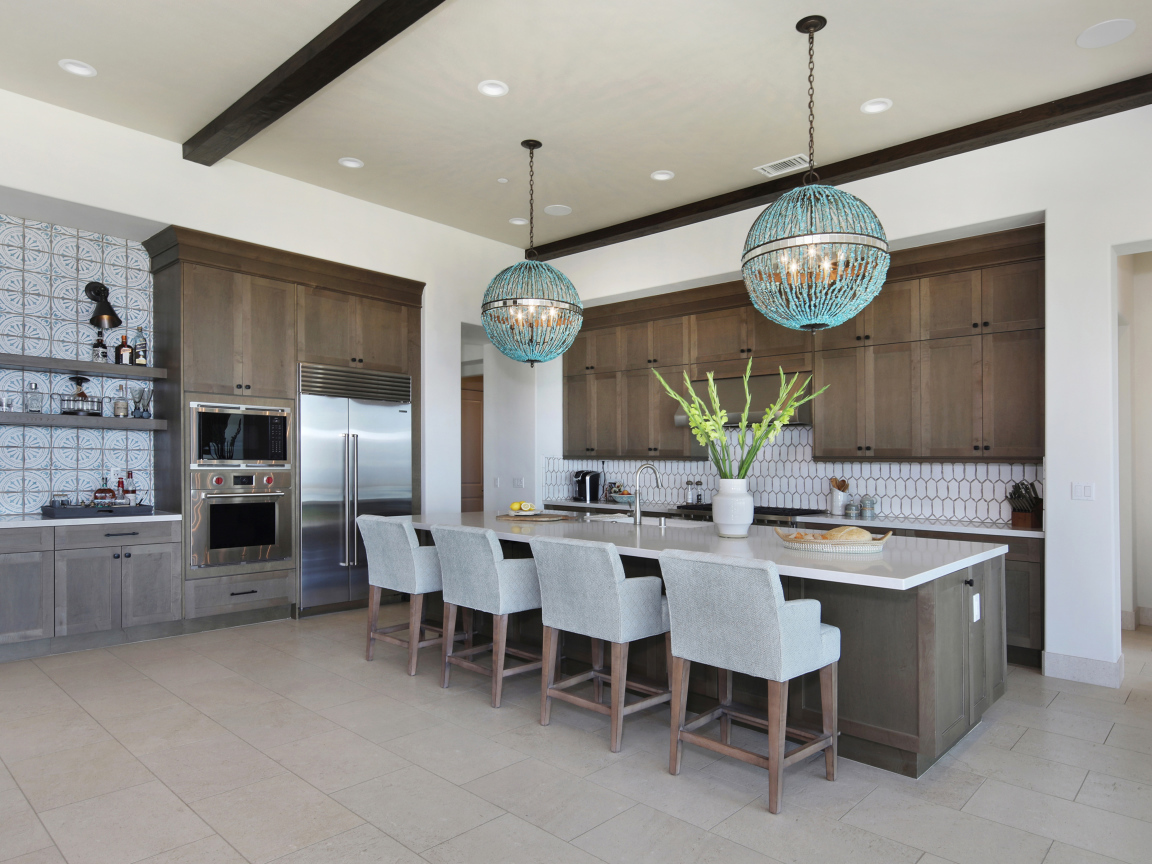 Огромная кухня со столовой с букетом цветов на столе