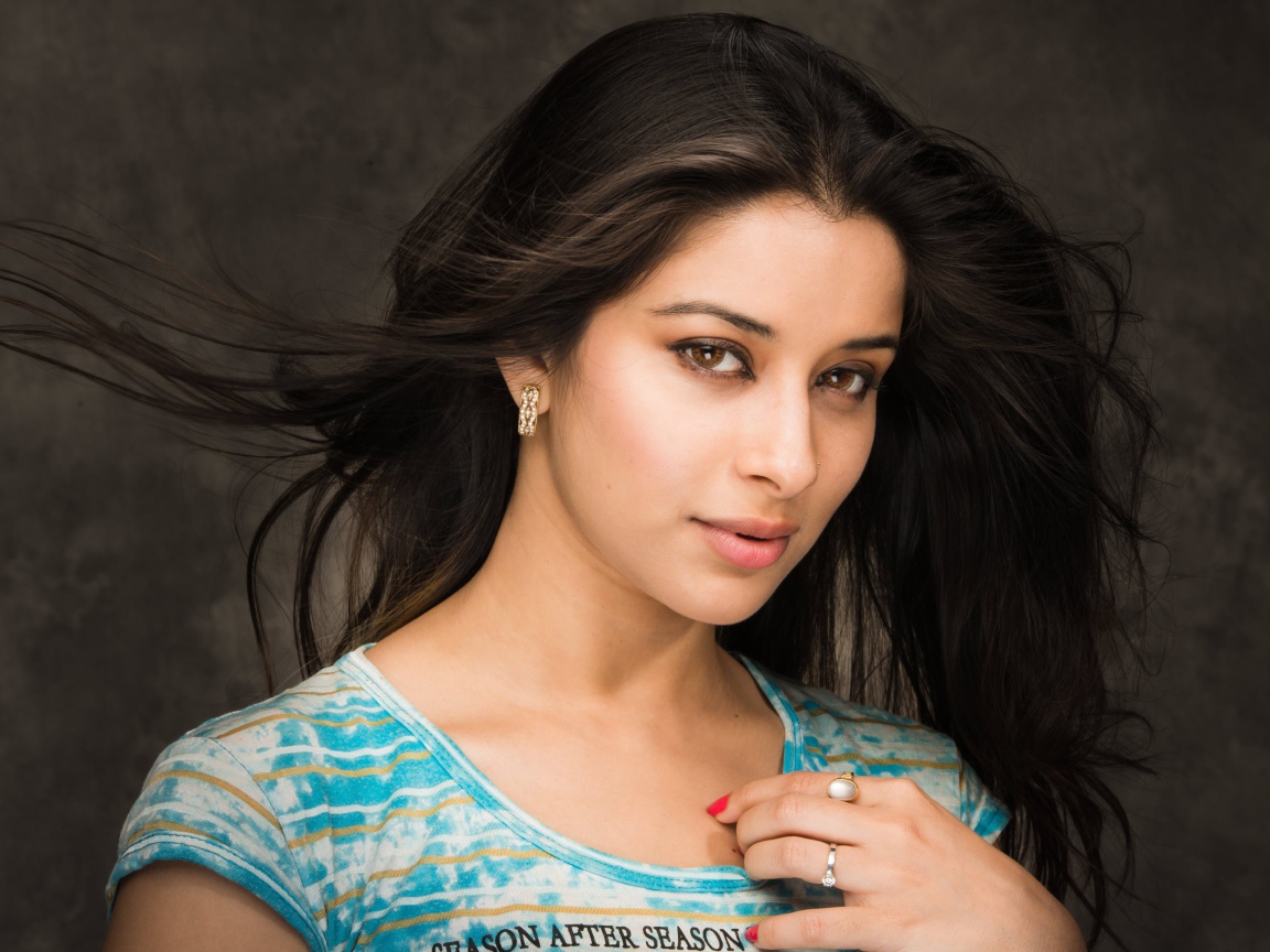 Индийская актриса Нира Банерджи на сером фоне