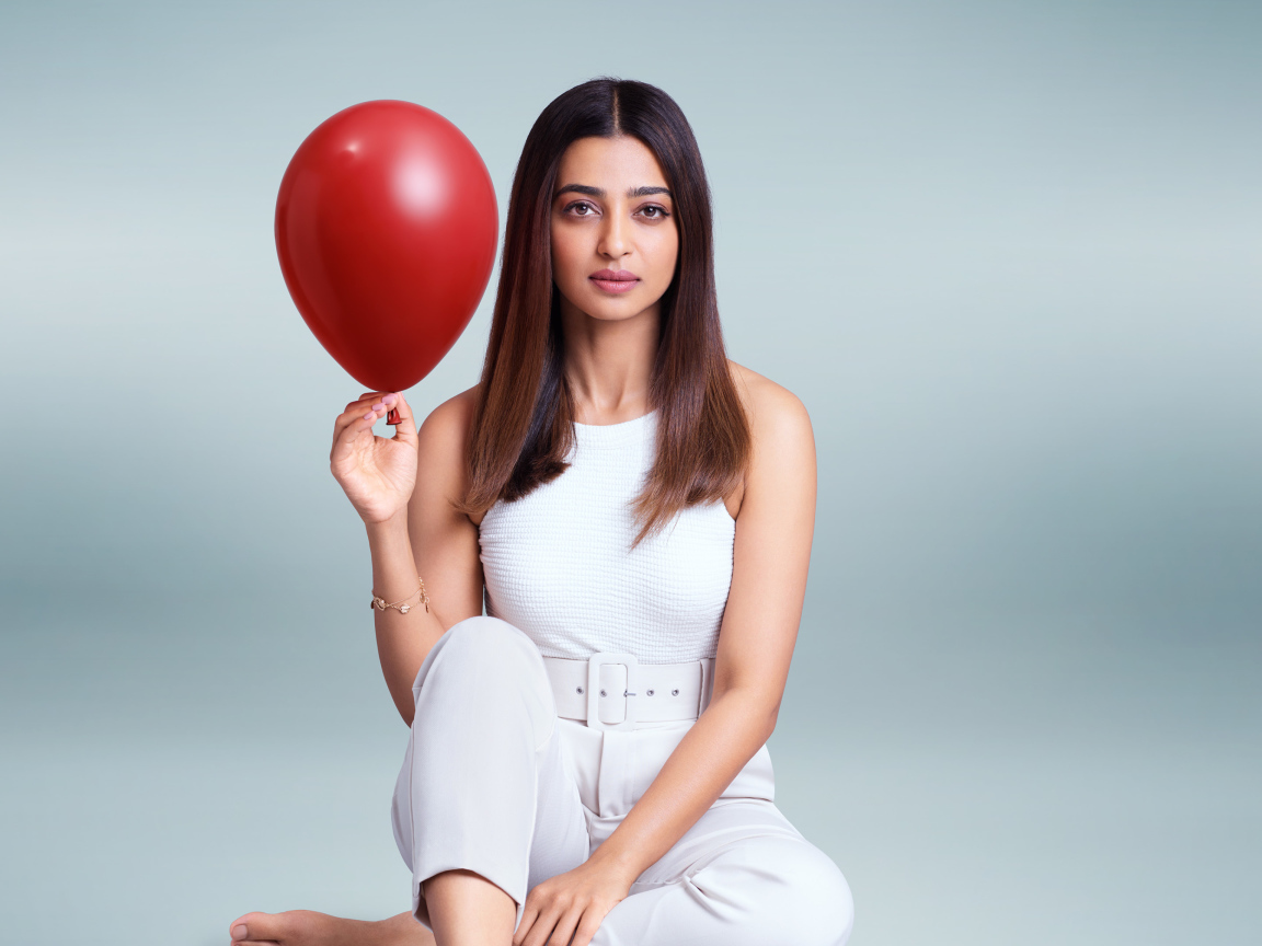 Индийская актриса Радхика Апте с шариком в руке