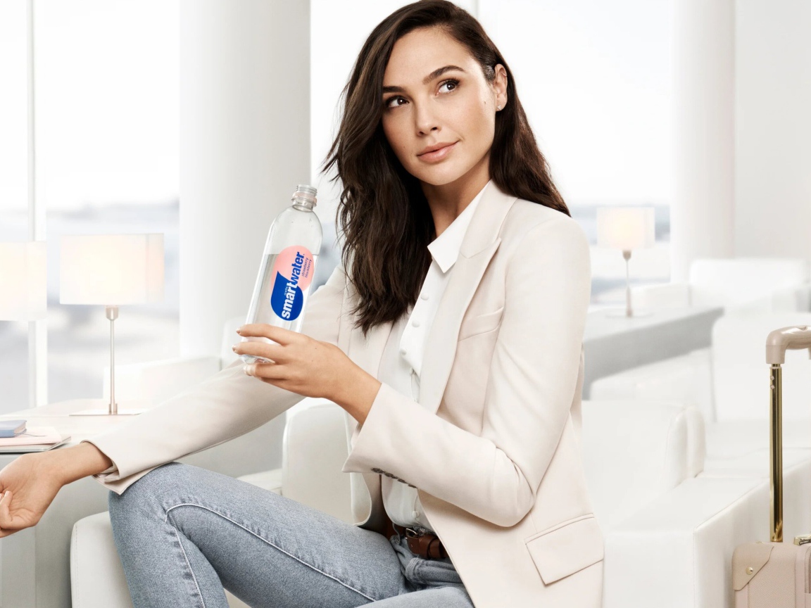 Израильская актриса Галь Гадот с бутылкой воды в руке