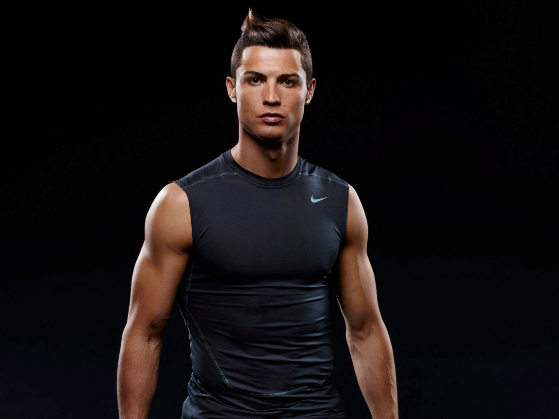 Футболист клуба Ювентус Криштиану Роналду на черном фоне