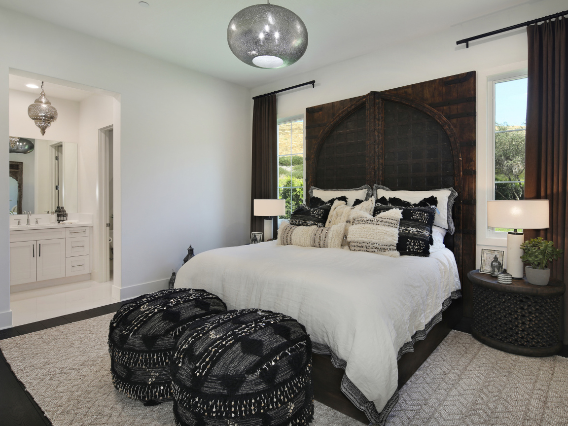 Большая спальная комната с кроватью и ванной комнатой 