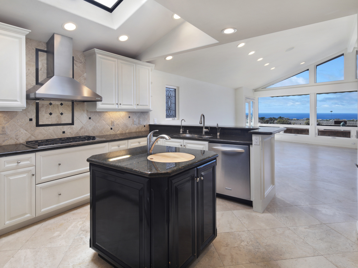 Большая светлая кухня с большим окнами