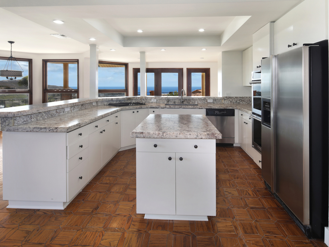 Большая светлая кухня с мраморными столешницами
