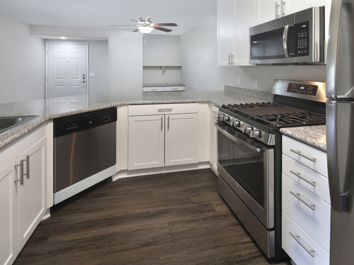 Большая кухня в серых тонах с большой плитой