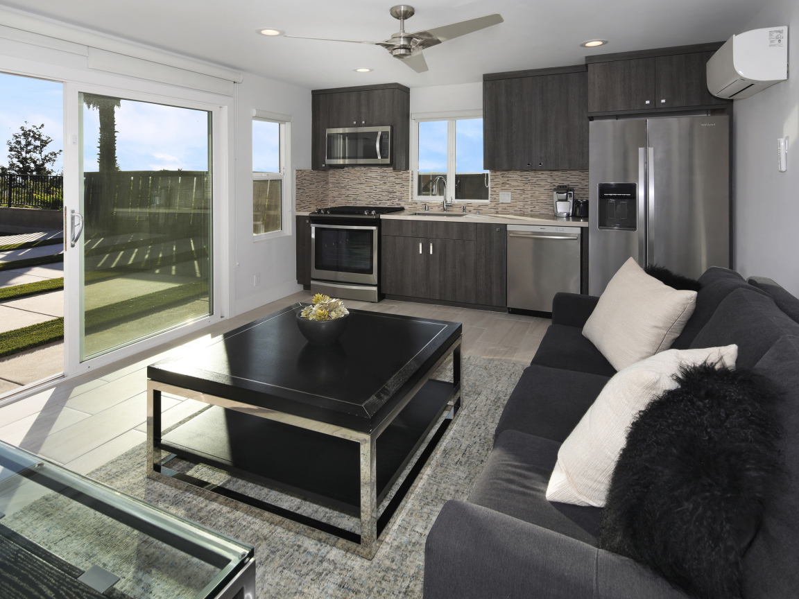 Большая гостиная комната в темных тонах