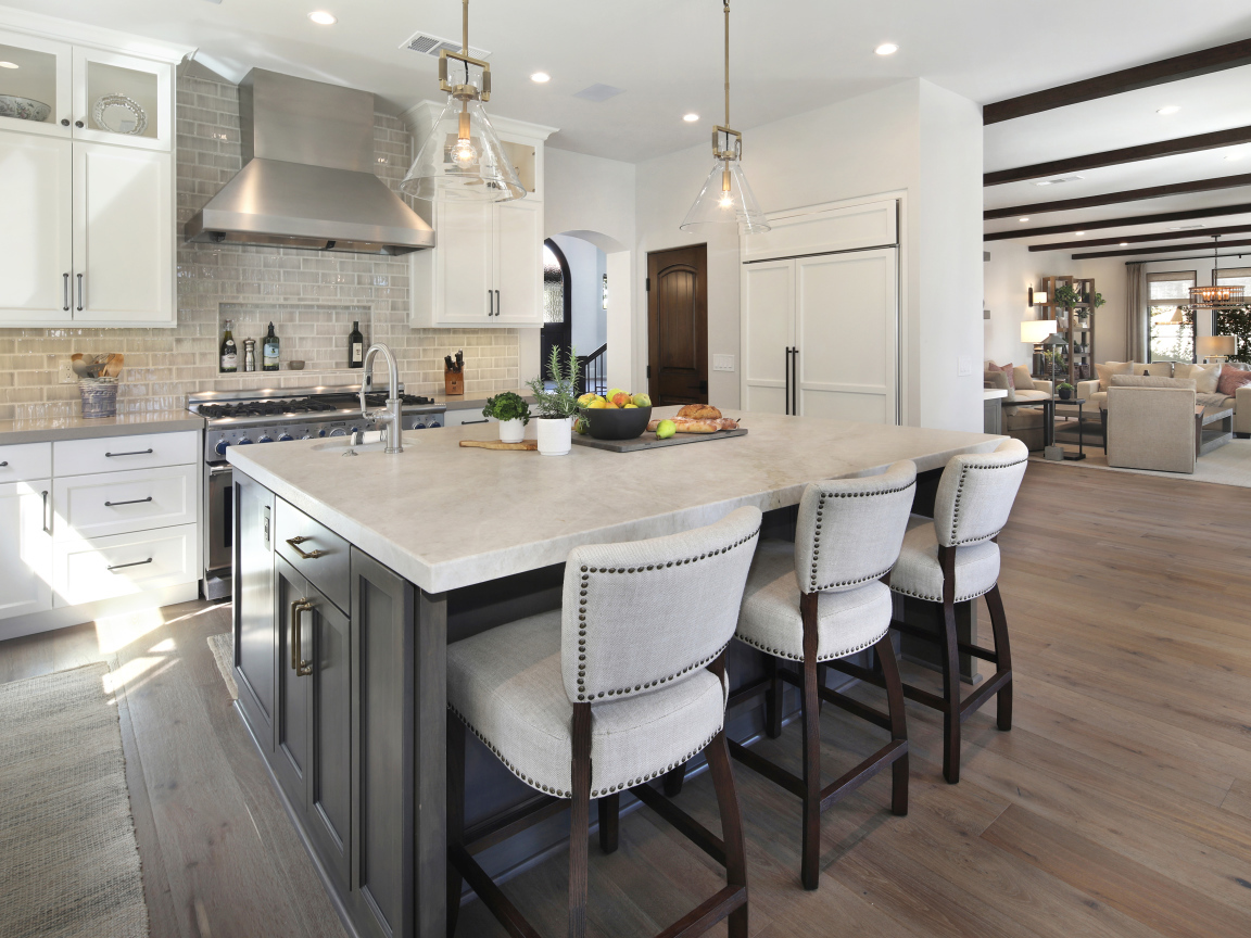 Большой мраморный стол в кухне 