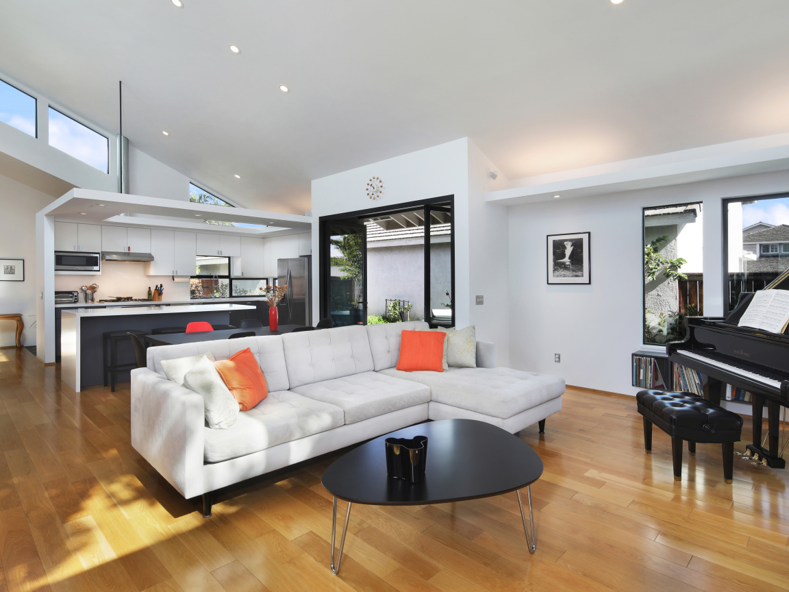 Большой белый диван в гостиной комнате с роялем