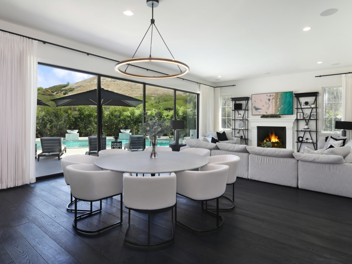 Большой белый стол в комнате с диваном и камином 