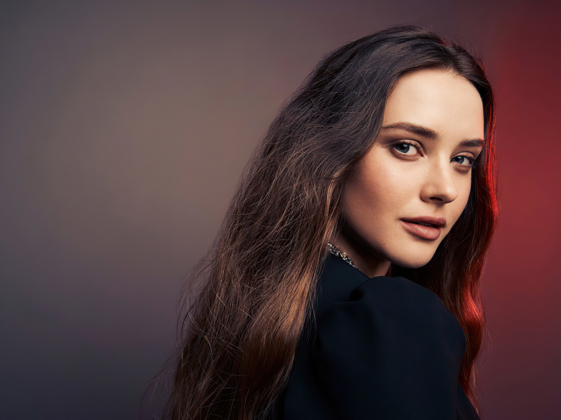 Длинноволосая девушка, актриса Кэтрин Лэнгфорд в черном платье