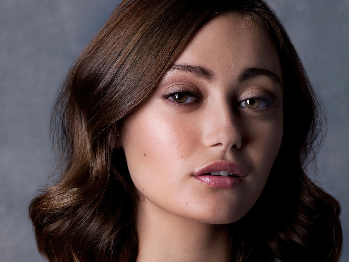 Милая девушка, британская актриса Элла Пернелл лицо крупным планом