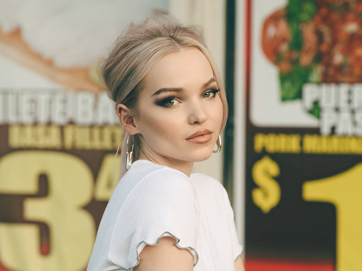 Милая девушка  блондинка, актриса Дав Кэмерон