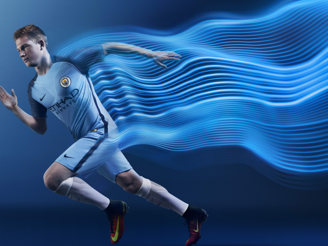 Мужчина футболист оставляет за собой неоновый след 