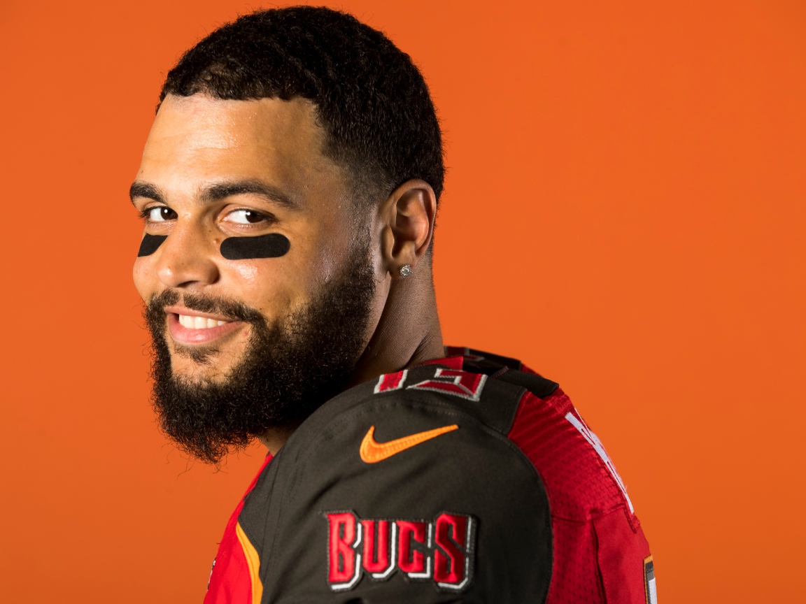 Мужчина с бородой, игрок в американский футбол Майк Эванс