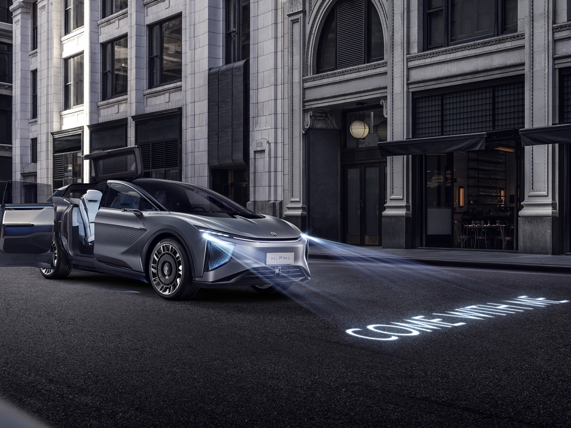 Серебристый электрокроссовер  HiPhi 1,  2020 года на улице города