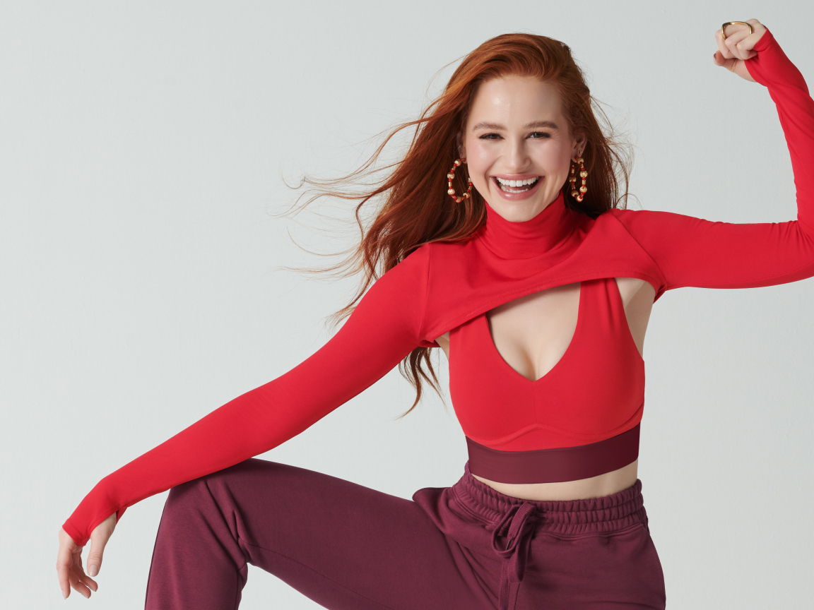 Улыбающаяся актриса Мэделин Петш в красном наряде