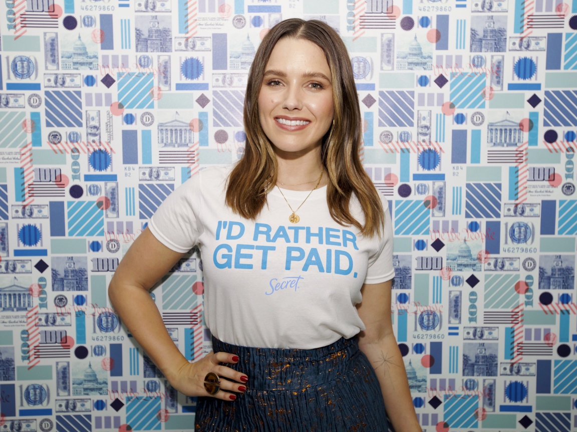 Улыбающаяся актриса София Буш у стены