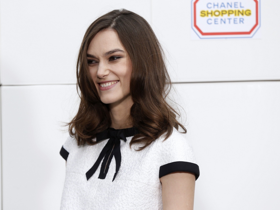 Улыбающаяся девушка, актриса Кира Найтли в платье