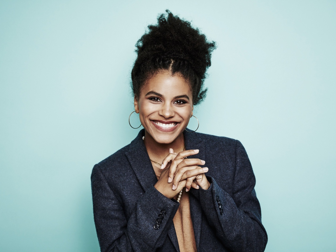 Улыбающаяся девушка, актриса Зази Битц в сером пиджаке