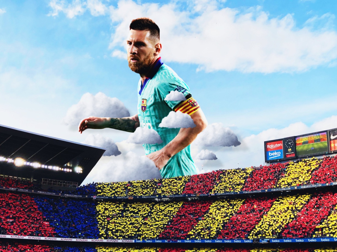 Футболист Лионель Месси в небе над футбольным полем