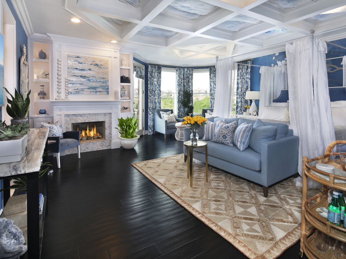 Просторная спальня с диваном и камином