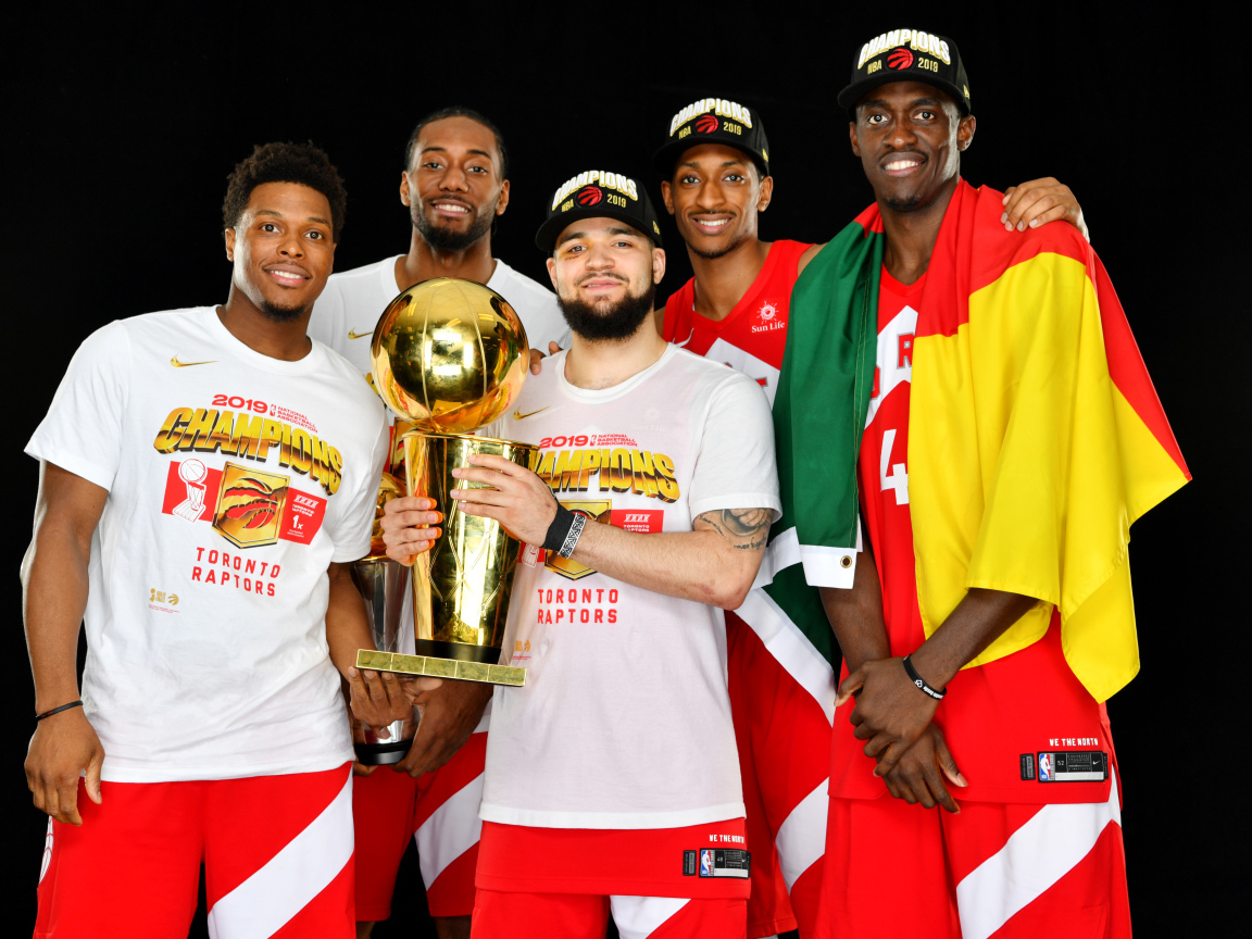 Игроки баскетбольной команды Торонто Рэпторс с кубком