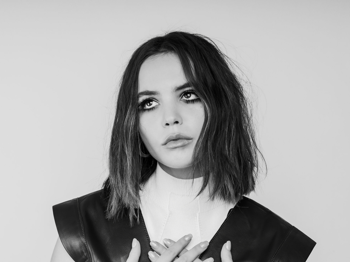 Молодая актриса Бэйли Мэдисон черно - белое фото