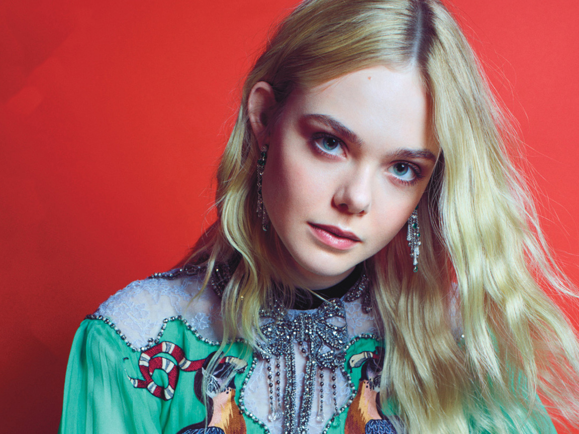 Молодая  блондинка, актриса Эль Фэннинг на красном фоне