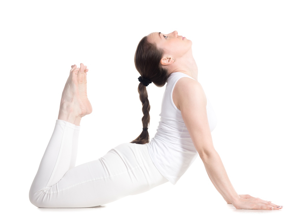 Молодая девушка делает растяжку на белом фоне