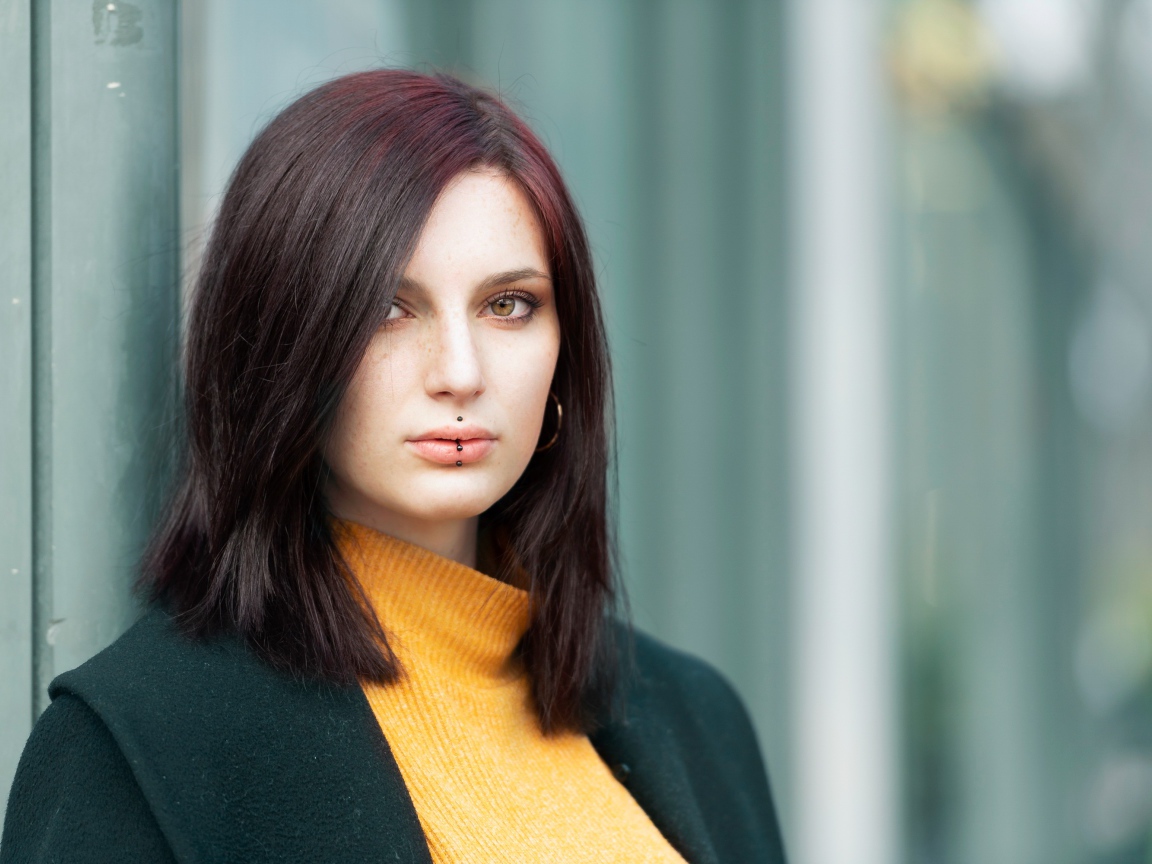 Молодая девушка с черным пирсингом на губах