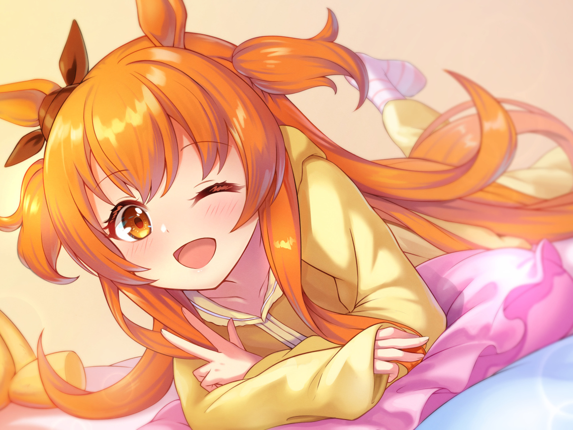 Яркая рыжеволосая девушка аниме  Uma Musume: Pretty Derby