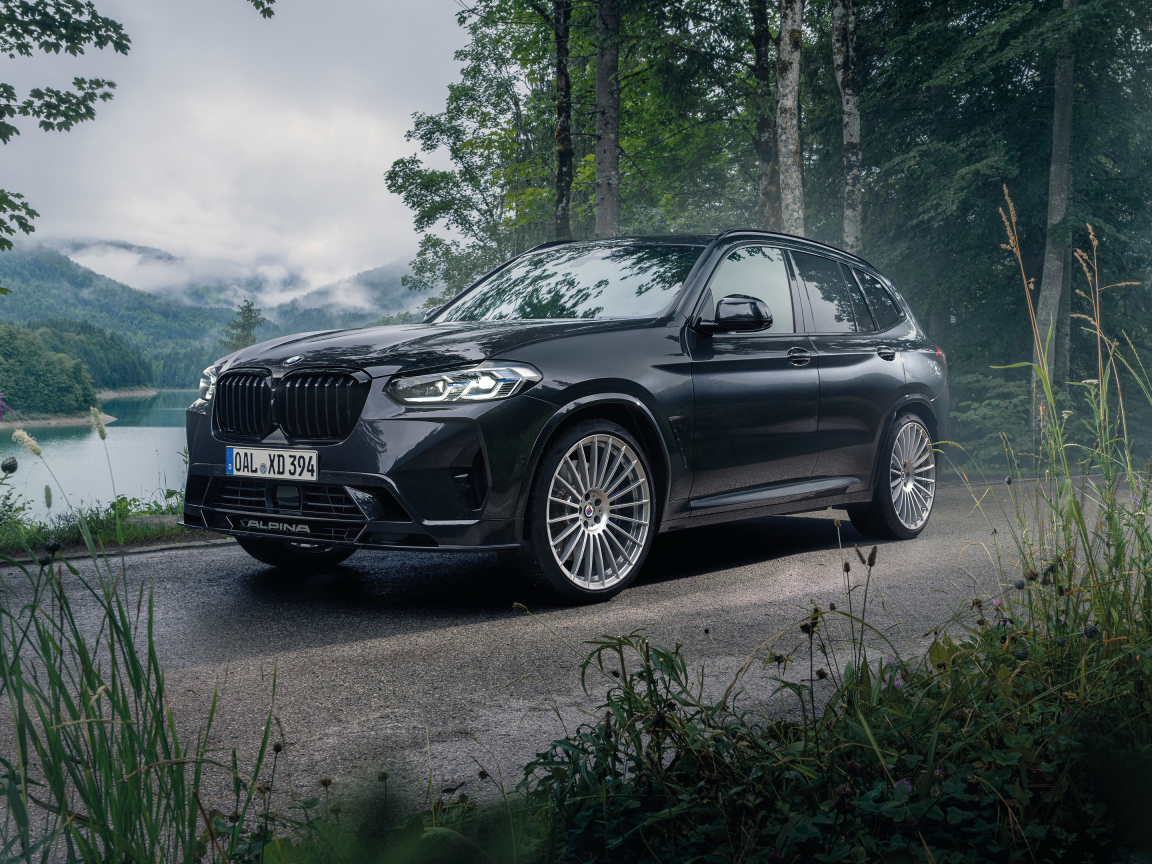 Черный внедорожник Alpina XD3 2021 года в лесу