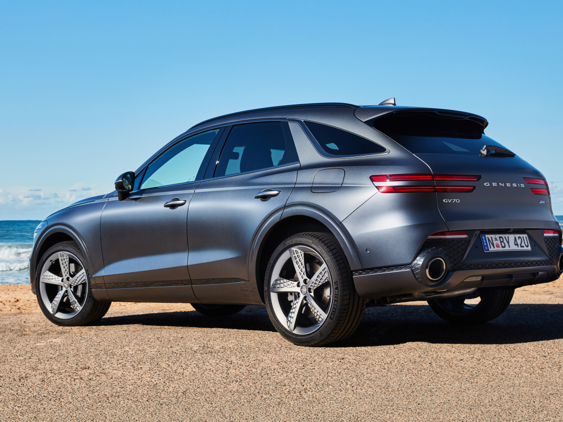 Серебристый автомобиль Genesis GV70 3.5T AWD 2021 года вид сзади 