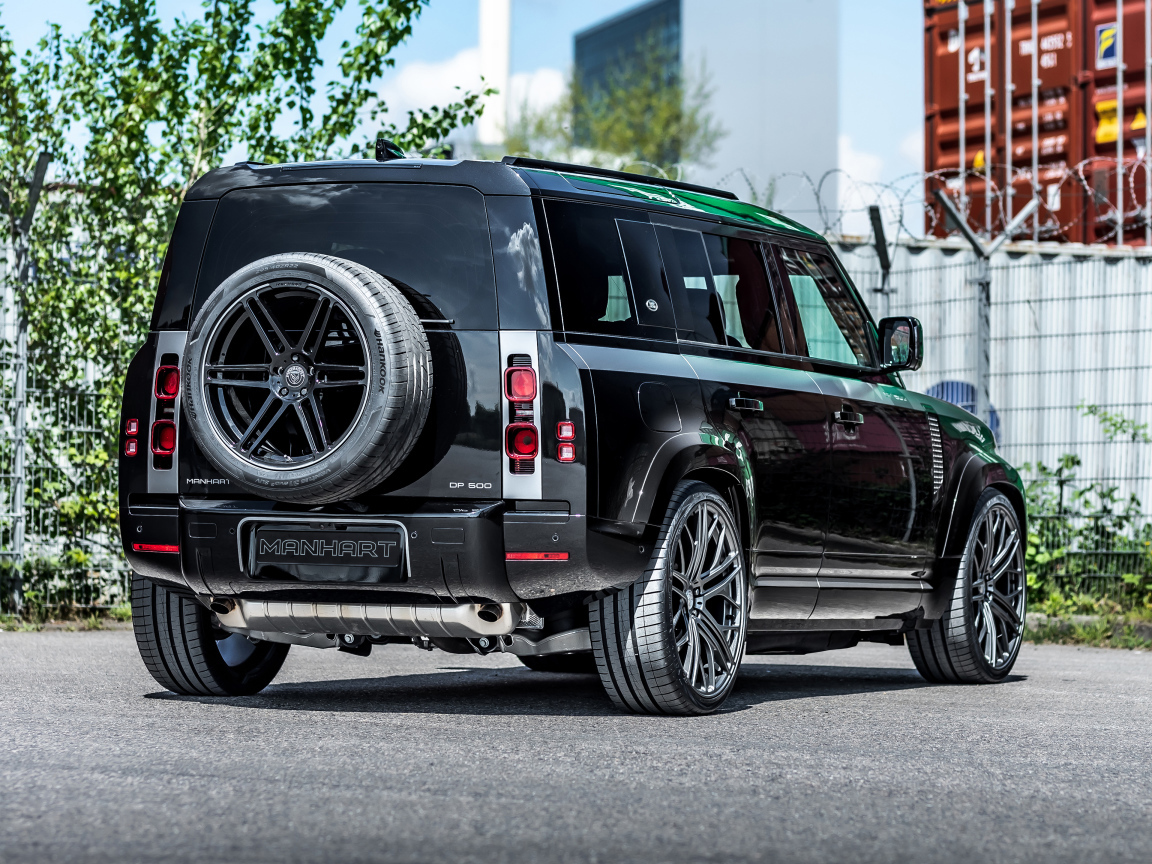 Черный автомобиль Manhart Defender DP500 2021 года вид сзади