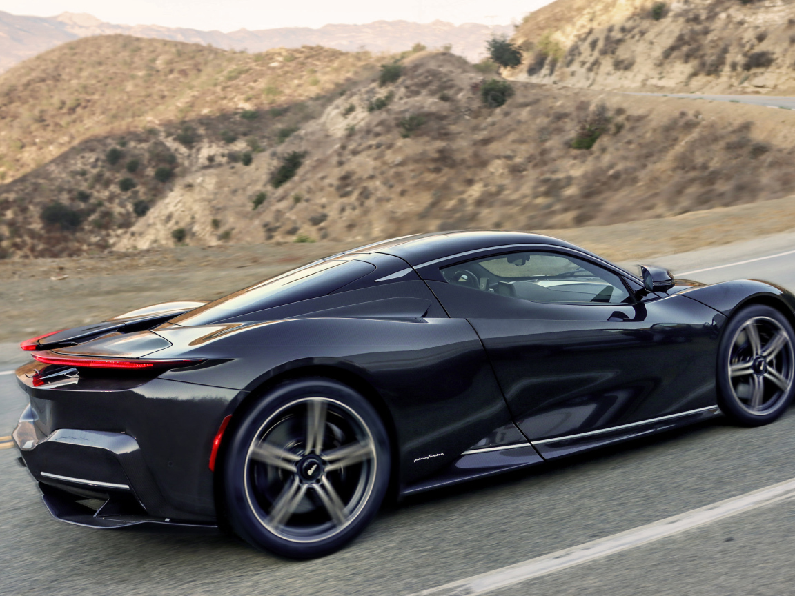 Черный Pininfarina Battista, 2022 года на трассе в горах