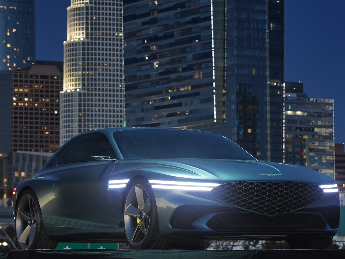 Новый автомобиль Genesis X Concept 2021  года на фоне небоскребов