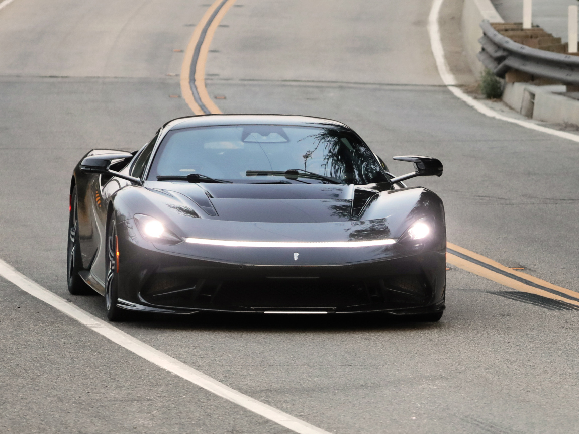Быстрый автомобиль Pininfarina Battista, 2022 года на дороге