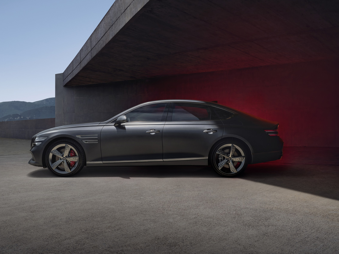 Вид сбоку на автомобиль Genesis G80 Sport 2021 года