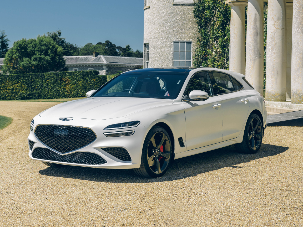 Белый  Genesis G70 2.0T Shooting Brake 2021 года у здания