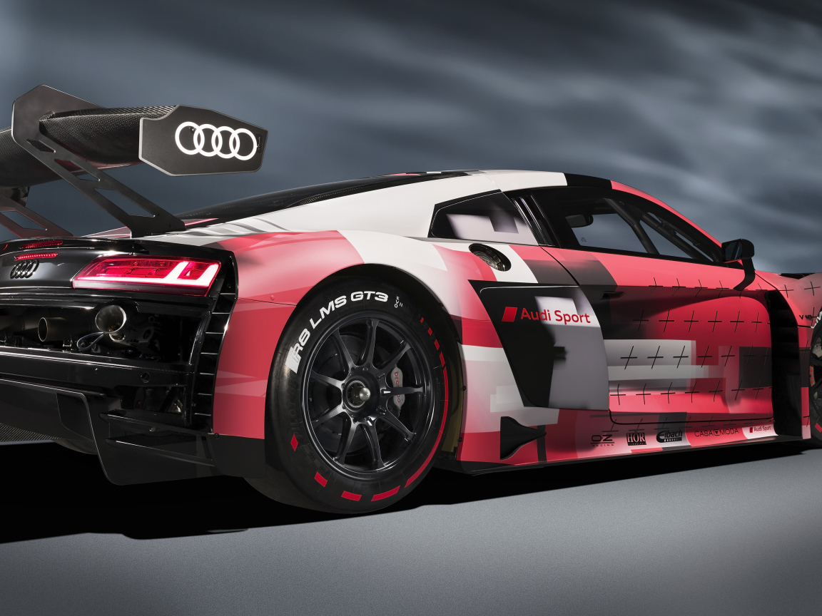 Гоночный автомобиль Audi R8 LMS GT3 Evo II 2022 года на сером фоне