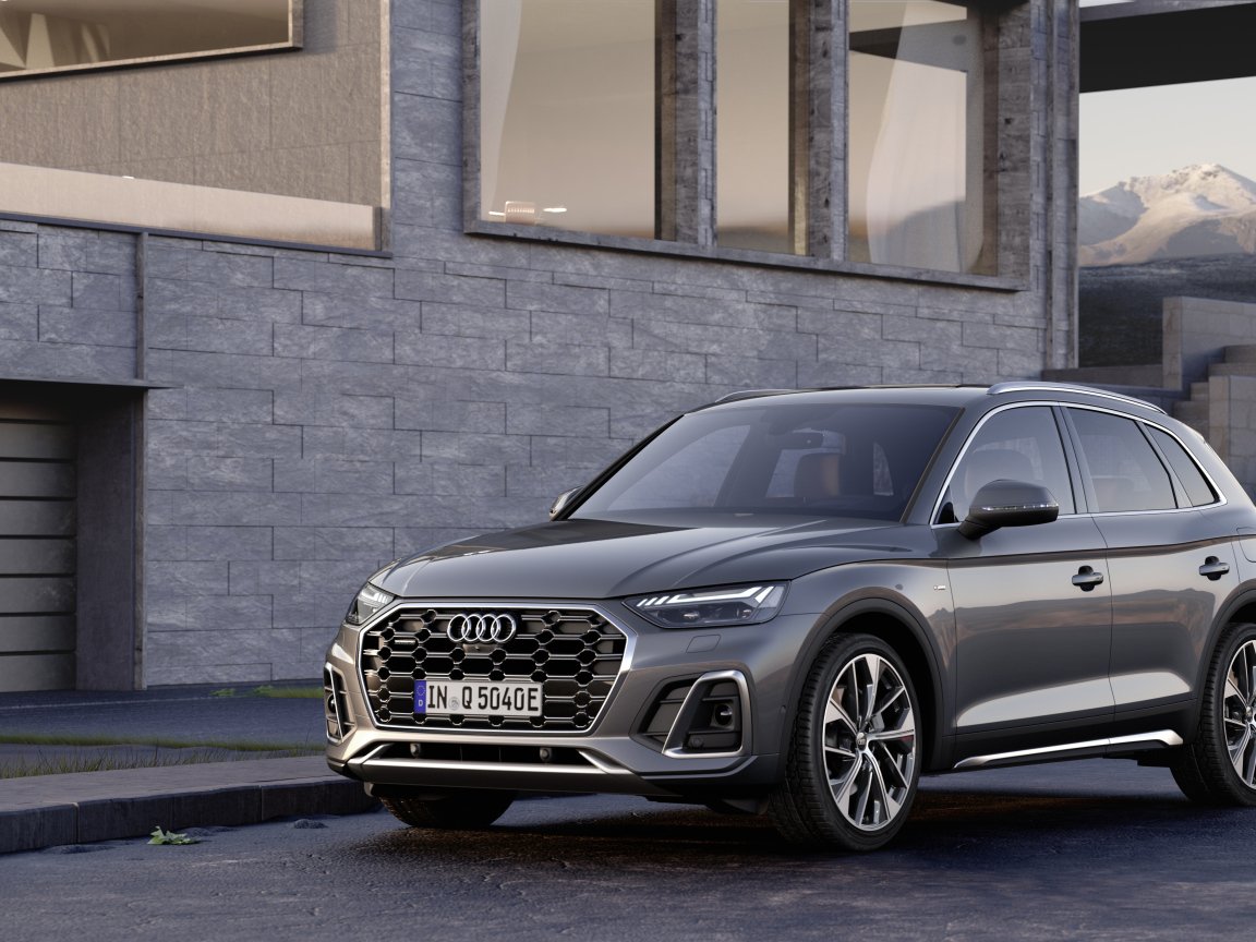 Автомобиль Audi Q5 55 TFSI E Quattro S Line у дома