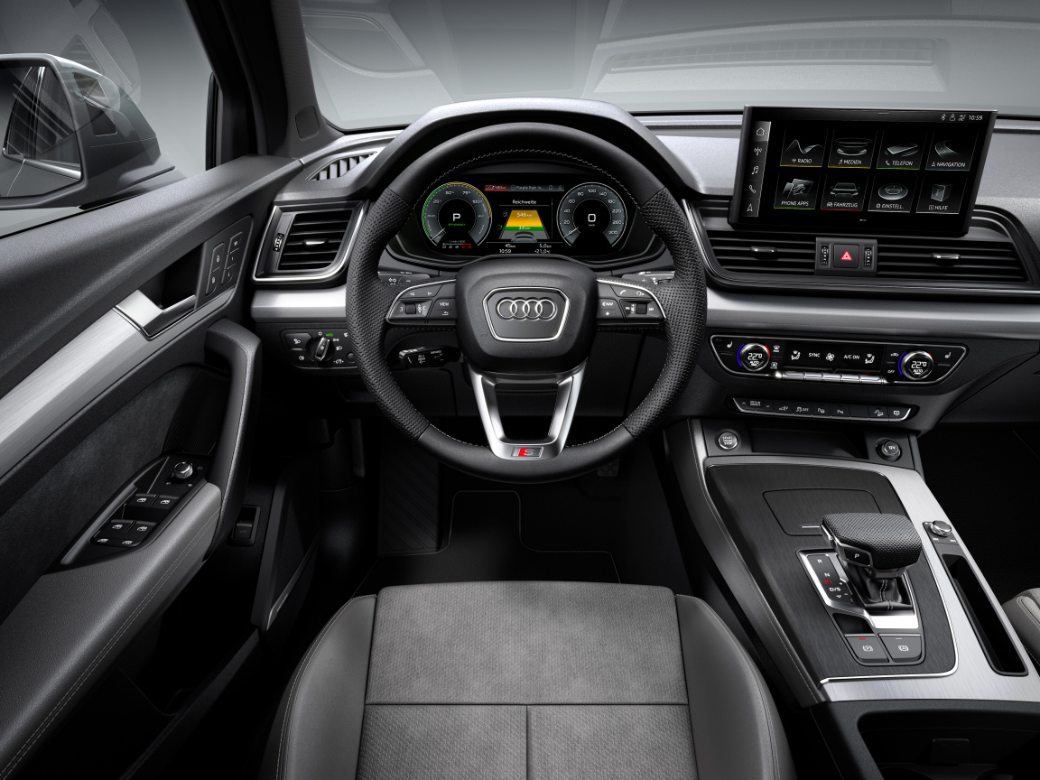 Черный стильный кожаный салон автомобиля Audi Q5 55 TFSI E Quattro S Line